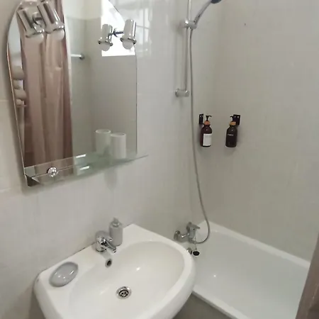 Bus Stop House 82 アパート