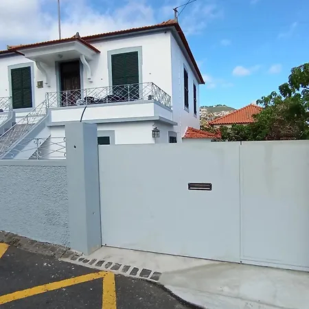 شقة Bus Stop House 82