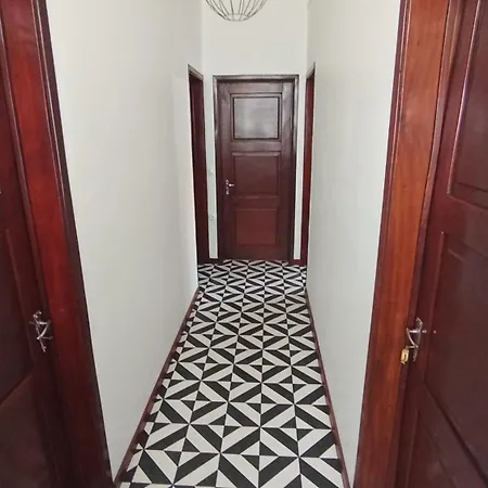 Bus Stop House 82 Apartman *