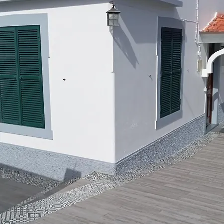 Bus Stop House 82 Apartment