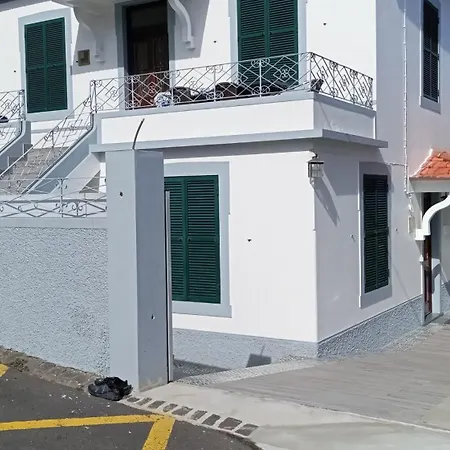 Bus Stop House 82 Apartment *